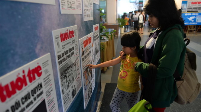 Hình ảnh, bài báo của Tuổi Trẻ tại buổi triển lãm - Ảnh: Thuận Thắng