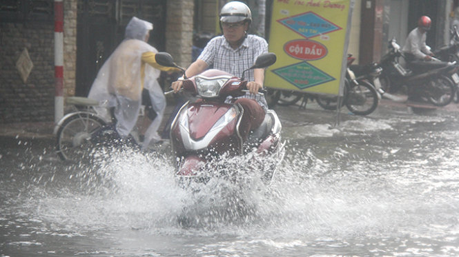 Mưa làm đường Nguyễn Hồng Đào ngập nước - Ảnh: Quang Khải