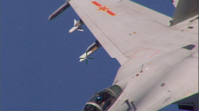 Chiếc máy bay chiến đấu Trung Quốc giương vũ khí đe dọa máy bay Mỹ trong vụ việc hôm 19-8 - Ảnh: Reuters
