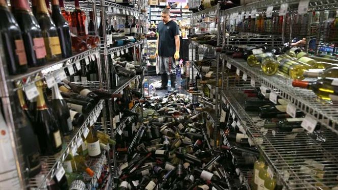 Rượu vang đổ xuống nền siêu thị tại Napa sau động đất - Ảnh: Reuters