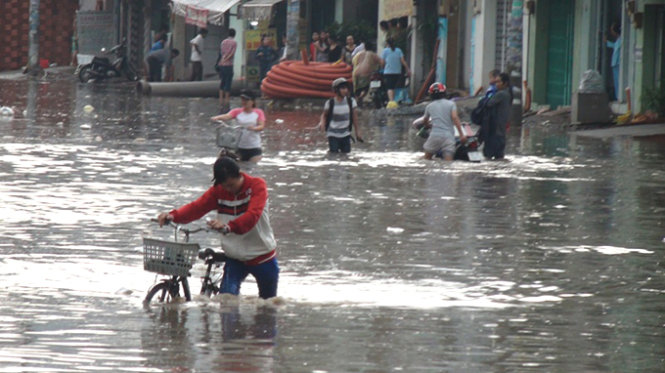 Nước ngập trên đường Tân Hóa- Ảnh: Đ.Phú
