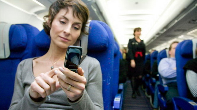 Từ hôm nay hành khách hàng không Úc có thể sử dụng điện thoại thoải mái suốt chuyến bay - Ảnh: NYT