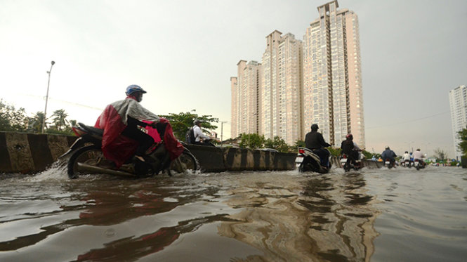 Mưa ngập sâu trên đường Nguyễn Hữu Cảnh, Q. Bình Thạnh - Ảnh: Thanh Tùng