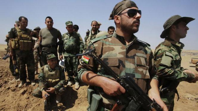 Các tay súng người Kurd canh gác ở làng Omar Khaled gần Tal Afar, nơi phiến quân IS đang tấn công - Ảnh: Reuters