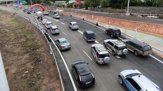 Những chiếc xe đầu tiên chạy trên đường dẫn lên đường cao tốc tại lễ thông xe giai đoạn 1 - gói thầu số 9 dự án xây dựng đường cao tốc TP.HCM - Long Thành - Dầu Giây sáng 29-8 - Ảnh: Quang Định