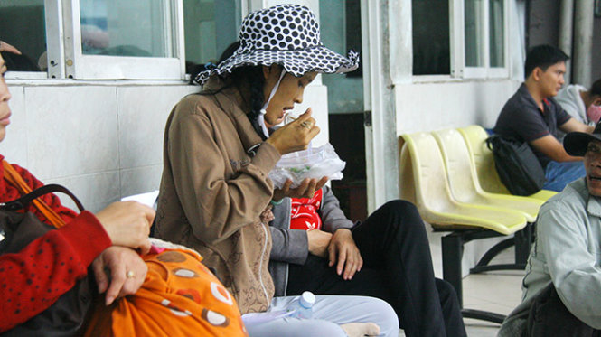 Chị Nguyễn Thị Phương tranh thủ lúc đợi xe ăn tạm tô bún lót dạ tại bến xe Miền Tây