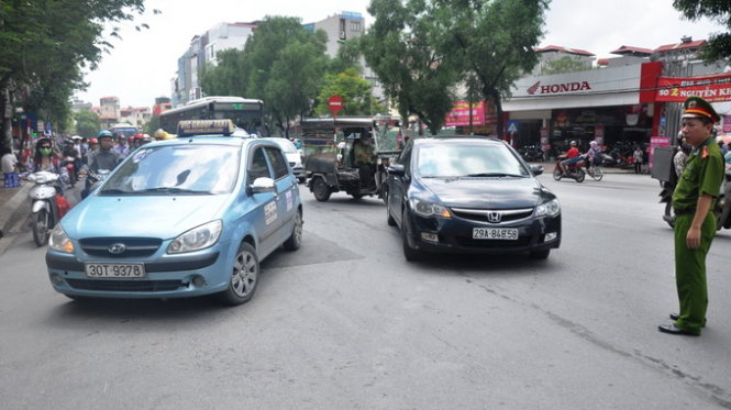Cơ quan chức năng tiến hành phân làn xe ở ngã ba Chùa Hà - Cầu Giấy