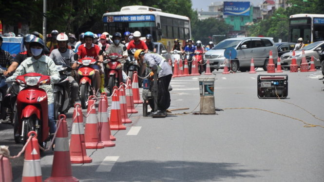 Công nhân đang tiến hành đo đạc để dựng rào chắn