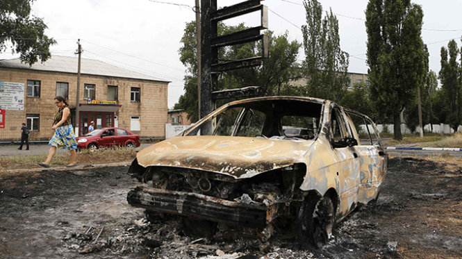 Vết tích của chiến tranh ở Torez, miền đông Ukraine ngày 28-8 - Ảnh: Reuters