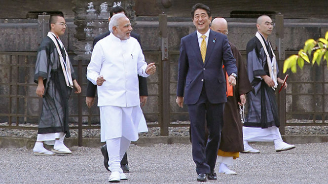 Ông Modi (trái) và ông Abe trò chuyện trong chuyến thăm một ngôi đền tại Kyoto hôm qua - Ảnh: Reuters