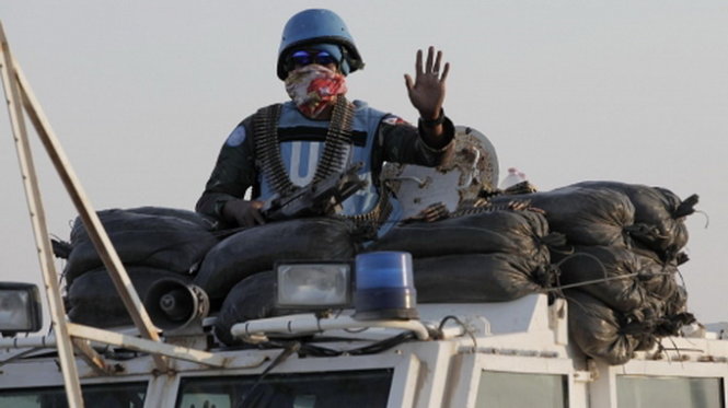 Một binh lính gìn giữ hòa bình người Philippines đang vẫy tay chào trên một xe bọc thép ở gần biên giới Syria  - Ảnh:AFP