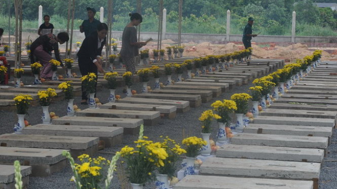 Người dân thắp nhang cho các liệt sĩ