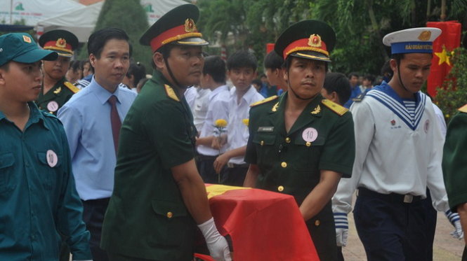 Ông Võ Văn Thưởng phó bí thư thường trực Thành ủy TP.HCM cùng các vị lãnh đạo đưa tiễn các liệt sĩ