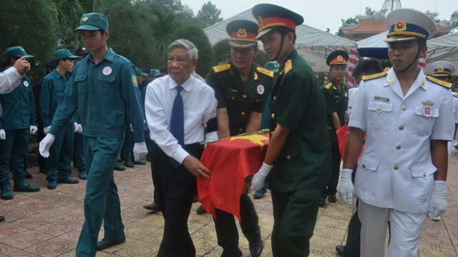 Nguyên Tổng Bí thư Lê Khả Phiêu đưa tiễn các liệt sĩ