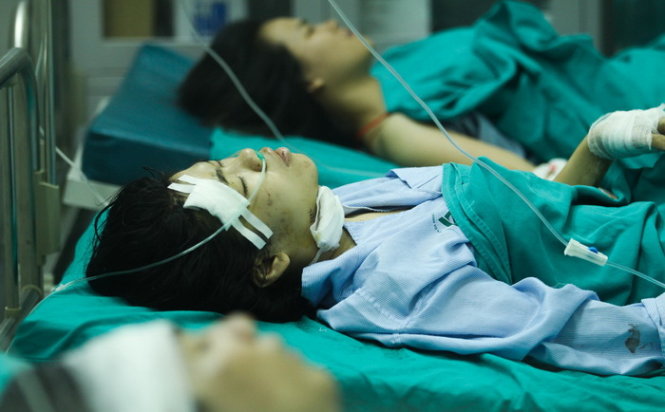 Các nạn nhân nằm điều trị  tại Khoa ngoại chấn thương - Ảnh: Nguyễn Khánh