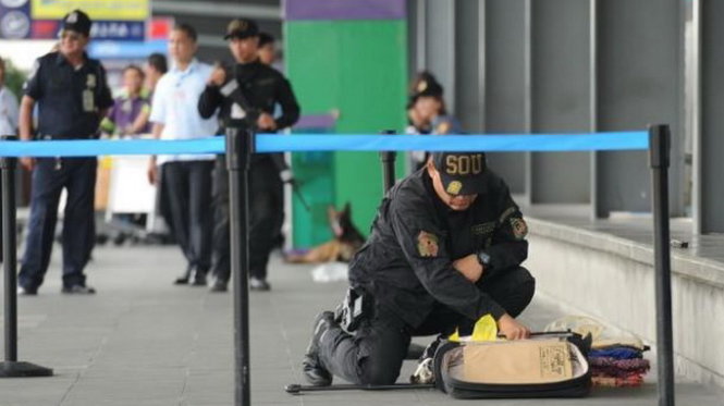 Cảnh sát đang lục soát một va li hành lý “vô chủ” ở cổng đi tại sân bay quốc tế Manila ngay sau khi nhóm đánh bom bị bắt ngày 1-9 - Ảnh: AFP