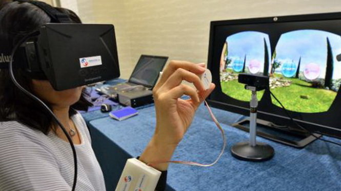 Một người sử dụng đeo thiết bị của Miraisens để trải nghiệm công nghệ 3-D sờ thấy được - Ảnh: Phys.org