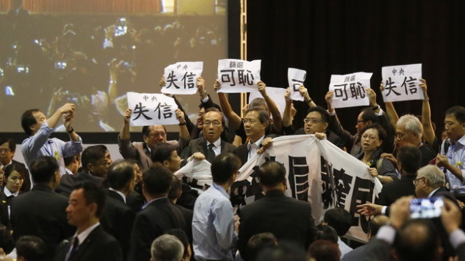 Người Hong Kong biểu tình đòi quyền bầu cử đặc khu trưởng một cách tự do - Ảnh: Reuters