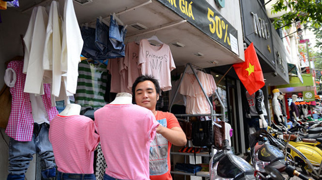 Các shop thời trang mọc san sát nhau trên đường Nguyễn Trãi (Q.1) luôn trong tình trạng vắng khách do sức mua yếu, sự cạnh tranh trong lĩnh vực này ngày một gay gắt - Ảnh: Hữu Khoa