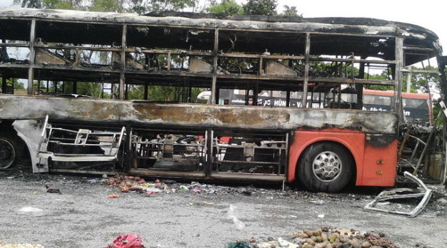 Chiếc xe khách giường nằm cháy rụi sau khi phát hỏa rạng sáng 4-8 - Ảnh: Quốc Nam