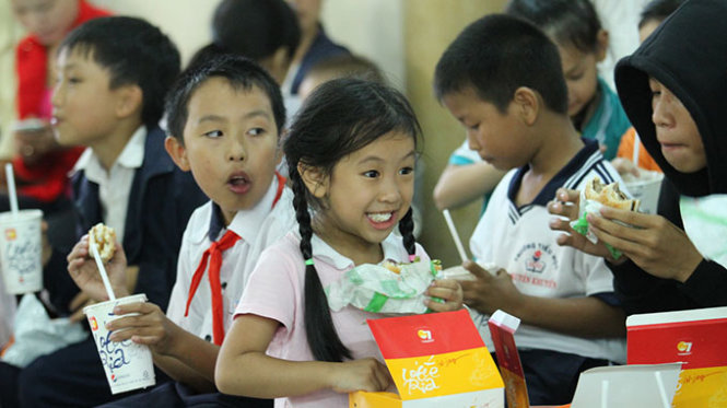Các em nhỏ cùng tham gia phá cỗ với phần quà bánh miễn phí từ ban tổ chức - Ảnh: Mai Vinh