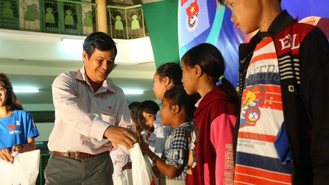 Ông Trần Duy Linh, Đại diện Công ty Cổ phần Kinh Đô, trao quà cho các em nhỏ có hoàn cảnh khó khăn - Ảnh: Mai Vinh