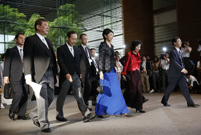 Các bộ trưởng mới trong nội các Nhật ra mắt giới truyền thông - Ảnh: Reuters