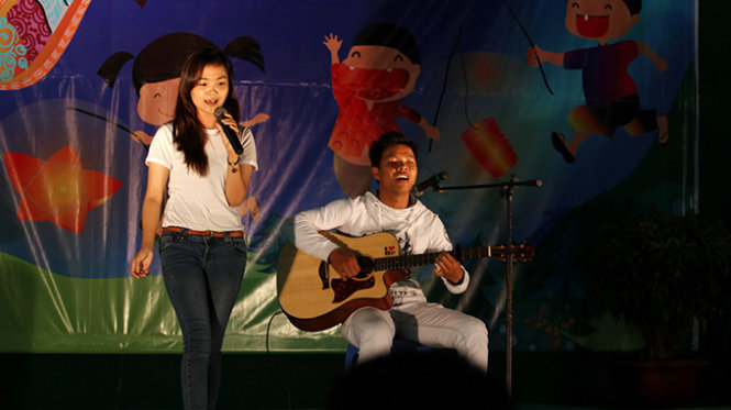 Sinh viên Đại học Yersin Đà Lạt đến tận TP. Bảo Lộc để biểu diễn phục vụ trẻ em nghèo - Ảnh: Mai Vinh