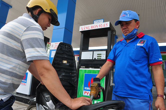 Người tiêu dùng chọn mua xăng E5 Ron 92 tại một cây xăng ở TP Quảng Ngãi - Ảnh: Trà Giang