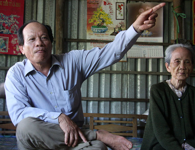 Ông Nguyễn Tấn Lực (cháu ông Ba Phi) và bà Nguyễn Thị Anh (con dâu ông Ba Phi) kể chuyện về người đàn ông nhiều giai thoại - Ảnh: V.TR.