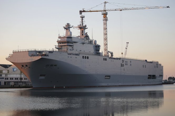 Chiếc Vladivostok, đã được thử nghiệm trên biển từ tháng 3, đang neo tại xưởng đóng tàu ở Saint-Nazaire chờ lên đường sang Nga - Ảnh: Reuters