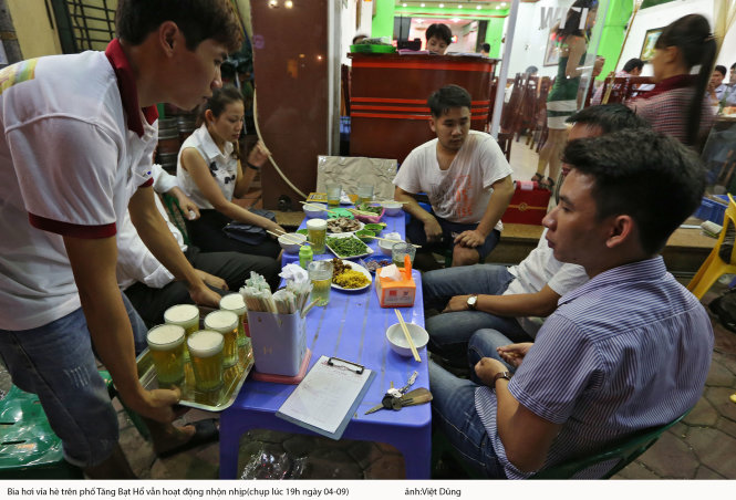 Bia hơi vỉa hè trên phố Tăng Bạt Hổ, Hà Nội hoạt động nhộn nhịp - Ảnh: Việt Dũng