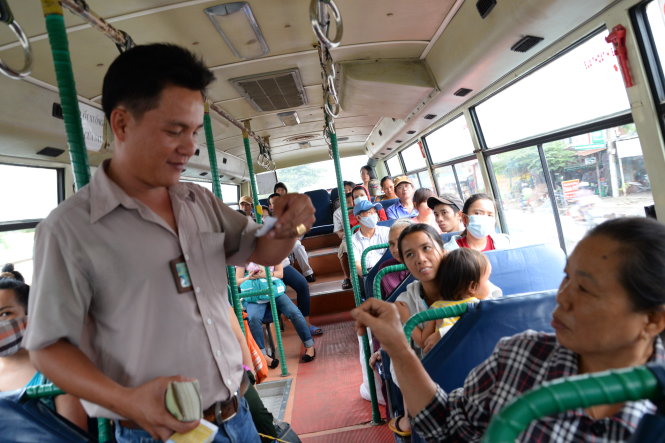 Nhân viên xe buýt kiểm tra vé tập của một hành khách đi xe buýt tuyến Bến Thành - Khu chế xuất Linh Trung - Đại học Quốc gia TP.HCM - Ảnh: Hữu Khoa