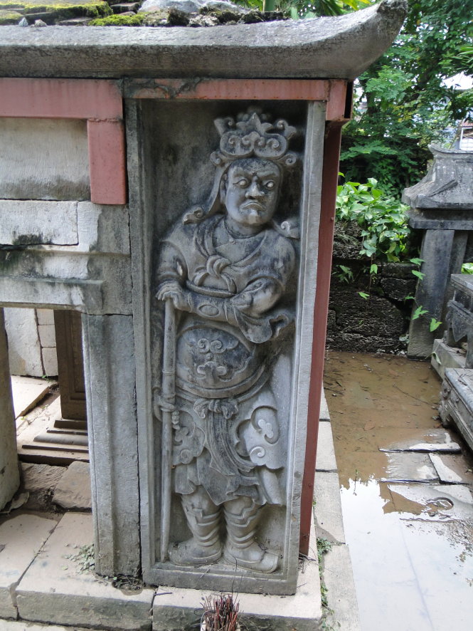 Phù điêu đá võ sĩ gác lăng rất đẹp thuộc phong cách điêu khắc lăng mộ đầu thế kỷ 18 - Ảnh: Phan Cẩm Thượng