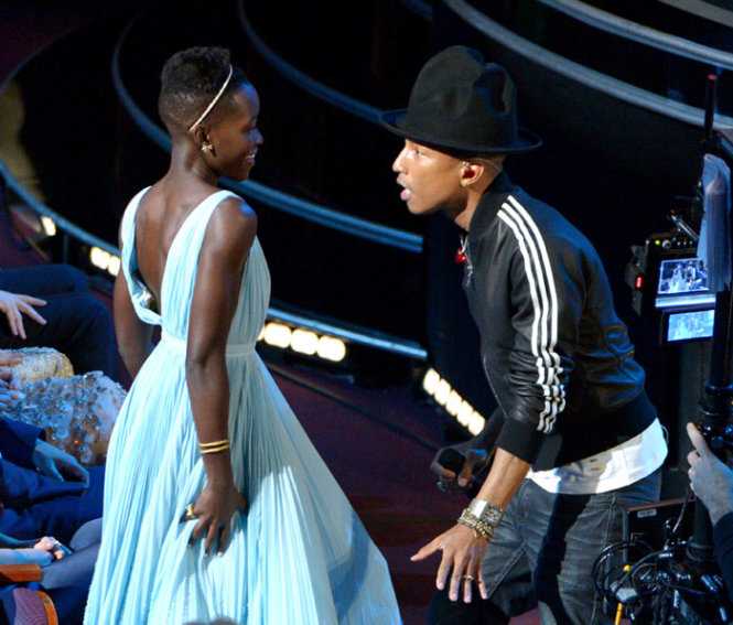 Lupita Nyong’o (giải Oscar diễn viên phụ xuất sắc nhất) nhảy cùng ca sĩ Pharrell Williams khi anh trình bày ca khúc Happy tại lễ trao giải Oscar 2014 - Ảnh: indianexpress.com