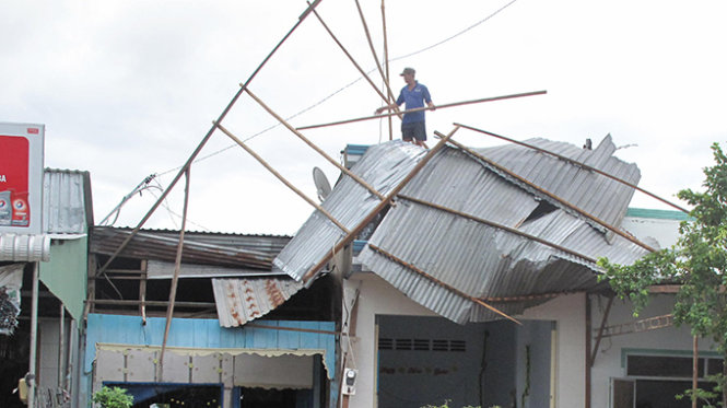 Một căn nhà dân ở thị trấn Mỹ An đang sửa chữa lại sau khi bị tốc mái - Ảnh: Thanh Tú