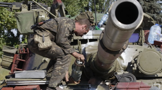 Binh sĩ Ukraine đóng tại thành phố Mariupol, nơi xảy ra giao tranh lúc đàm phán ngừng bắn diễn ra - Ảnh: Reuters