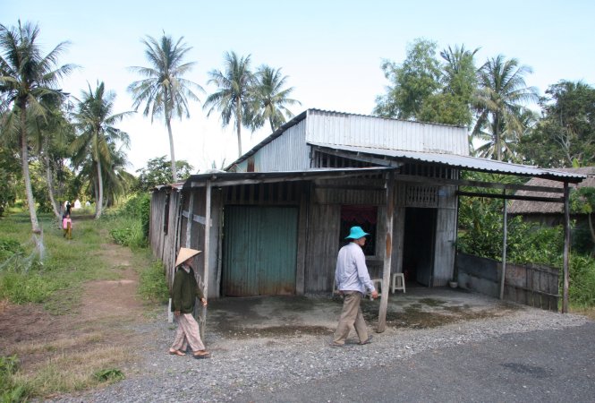 Bà Nguyễn Thị Anh (con dâu bác Ba Phi) đang sống trong căn nhà đơn sơ. Xưa kia, bác Ba Phi cũng sinh sống trên mảnh đất này. Phía sau là khu mộ bác Ba Phi - Ảnh: V.TR.