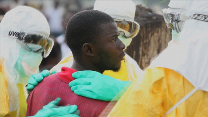 Các nhân viên y tế vây bắt một bệnh nhân Ebola trốn viện tại Liberia - Ảnh: Reuters