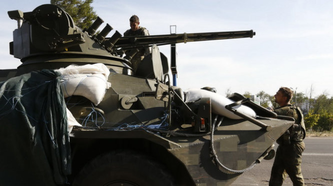 Xe quân sự lực lượng Ukraine được triển khai tại thành phố Mariupol - Ảnh: Reuters
