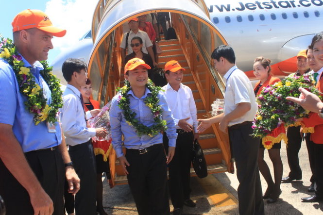 Lãnh đạo tỉnh Thanh Hóa (đứng giữa) đón hành khách trên chuyến bay đầu tiên của Jetstar Pacific từ TP Hồ Chí Minh ra sân bay Thọ Xuân (Thanh Hóa) trưa 5- 9- Ảnh: Hà Đồng
