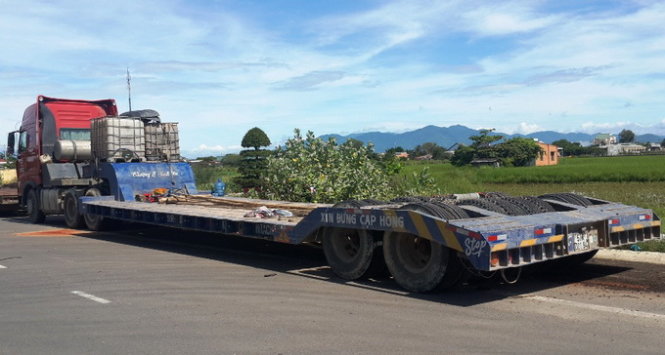 Sau khi đưa máy biến áp đến địa điểm thi công công trình điện, xe “khủng” đang nằm chờ xử lý tại trạm cân Bình Thuận trong ngày 5-9 - Ảnh: NG.NAM