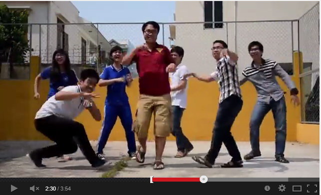 Các bạn trẻ VN nhảy trong clip Pharrell Williams - Happy in Danang, Vietnam - Ảnh chụp từ YouTube