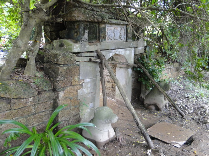 Cổng đá của lăng Phạm Mẫn Trực (Lại Yên, Hoài Đức, Hà Nội) bị sụt lún, đôi chó đá nằm một nửa trong bùn 