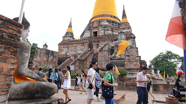 Khách Việt Nam tham quan cố đô Ayutthaya (Thái Lan) - Ảnh: T.T.D.