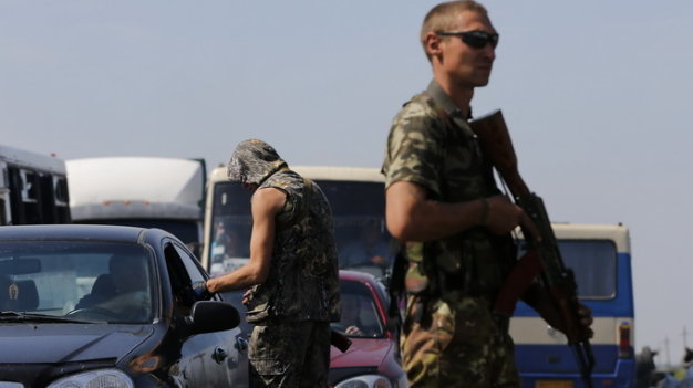 Quân ly khai thân Nga tuần tra ở gần thành phố Donetsk - Ảnh: Reuters