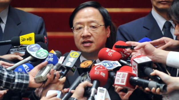 Ông Giang Nghi Hoa trong buổi họp báo ra lệnh các công ty và cơ sở kinh doanh ăn uống của Đài Loan thu hồi sản phẩm sau vụ bê bối dầu bẩn  - Ảnh: AFP