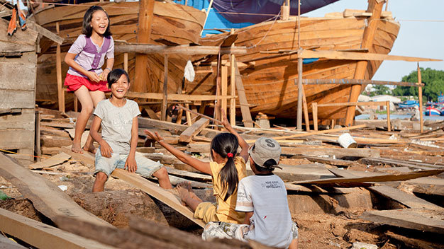 Quảng Ngãi: Những đứa trẻ ở thôn Cổ Lũy, xã Nghĩa Phú, huyện Tư Nghĩa  (Quảng Ngãi) chơi trò bập bênh bằng những tấm ván đóng tàu đánh cá - Ảnh: Tiến Thành