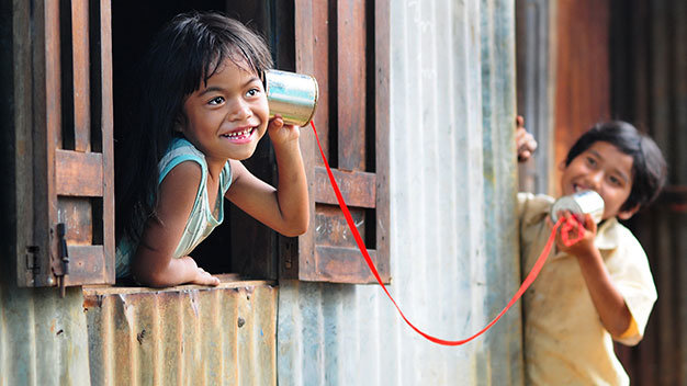  Gia Lai: Bé Siu Toan và bé H’Nhâm (trái) chơi trò gọi điện thoại bằng ống bơ ở làng Plei Ốp, TP Pleiku (Gia Lai) - Ảnh: Hồ Anh Tiến