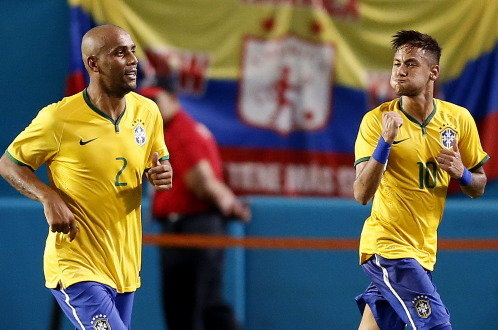 Neymar (phải) ăn mừng bàn thắng giúp Brazil đá bại Colombia 1-0. Ảnh: Reuters
